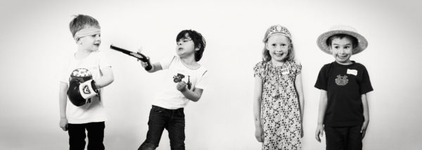 Photo quatre enfants deguisés