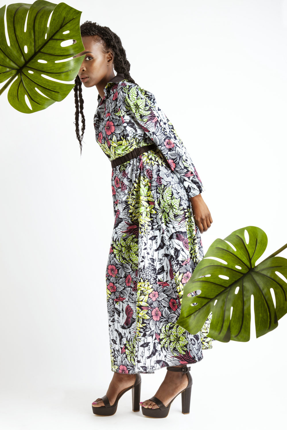 Photo de mode en studio. Robe creatrice